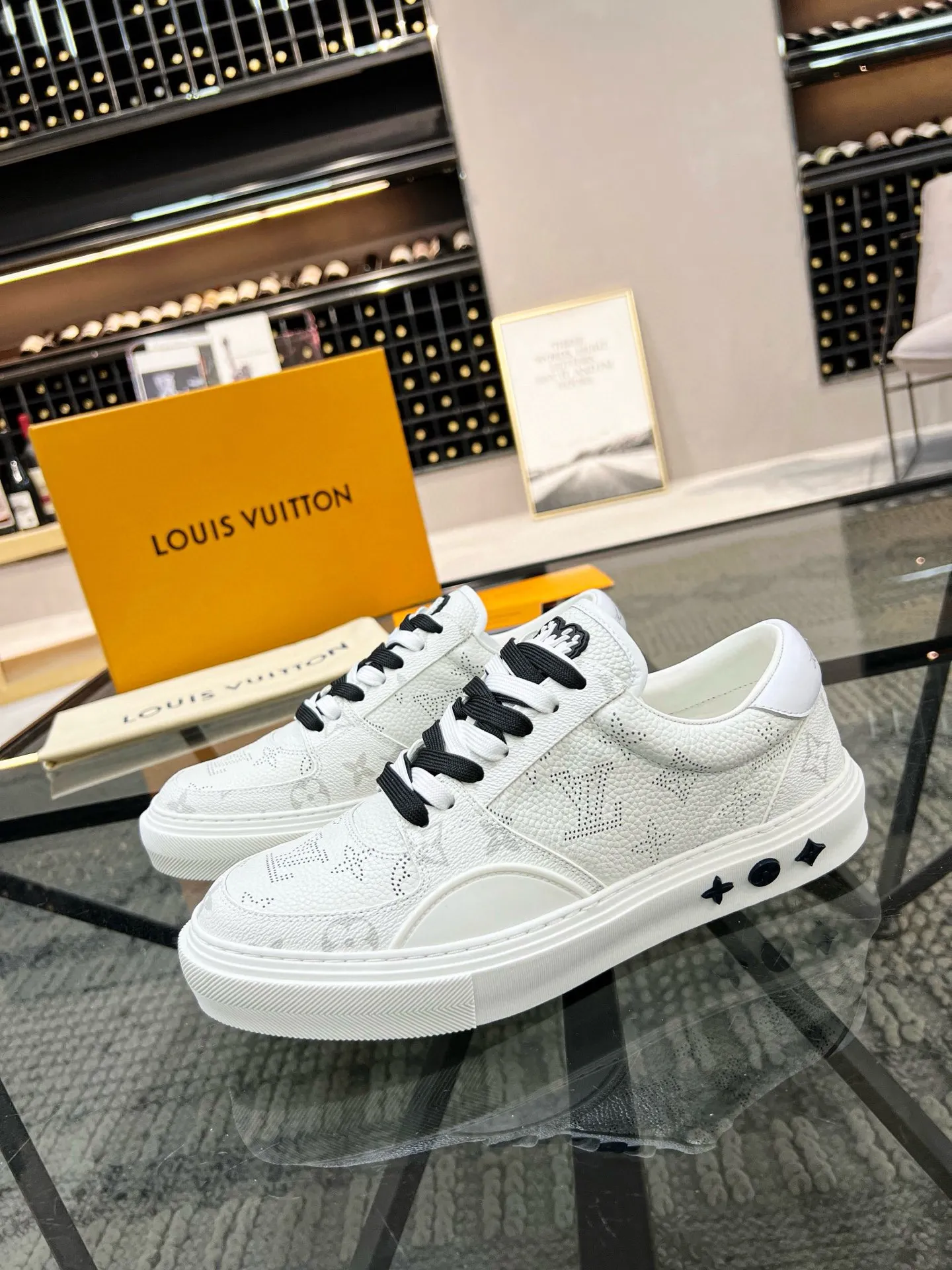 Factory price: 438💰LV top purchasing agent 🇮🇹 Lu Street Male God’s popular casual sneakers counter synchronized, uppers imported from Italy cowhide fabrics, colorful and complex handicrafts, imported water-dyed cowhide lining cowhide foot pads Soles: original soles specially provided by the factory, TPU exclusive movable molded soles super comfortable, original factory single goods, 🔍🔍high quality, you can enter and exit the counter at will, welcome to compare, code number 38-44 (45 can be ordered)